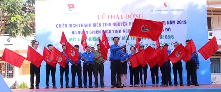 Anh Nguyễn Minh Thiện- Phó Bí thư Thường trực Tỉnh Đoàn phát cờ ra quân chiến dịch