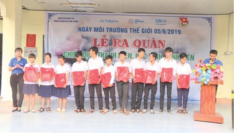 Các học sinh trên địa bàn xã Hòa Tịnh nhận quà do Ban Thường vụ Huyện Đoàn huyện Mang Thít tặng.
