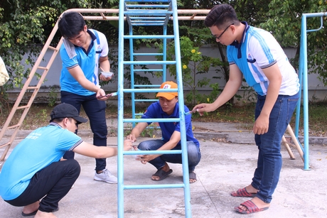 Hoạt động tình nguyện đáng trân trọng khi bạn trẻ biết dung hòa giữa việc gia đình và xã hội. Trong ảnh: Bạn trẻ xây dựng sân chơi cho thiếu nhi.