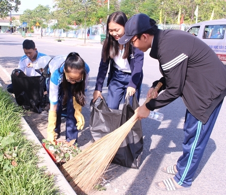 Tuổi trẻ tham gia các hoạt động tình nguyện bảo vệ môi trường.