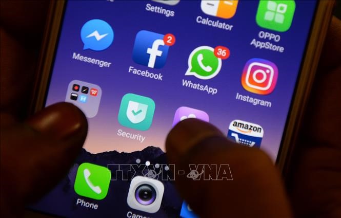 Biểu tượng Facebook, Instagram, Whatsapp trên một màn hình điện thoại. Ảnh: AFP/TTXVN