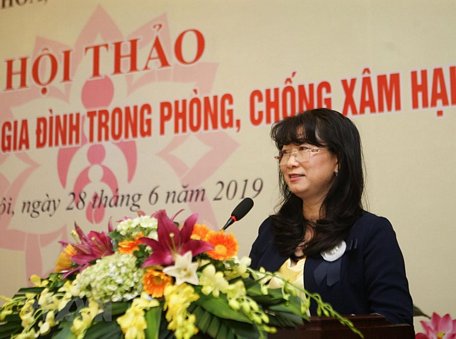Bà Trần Tuyết Ánh, Vụ trưởng Vụ Gia đình (Bộ Văn hóa, Thể thao và Du lịch) báo cáo đề dẫn tại hội thảo. (Ảnh: Thanh Tùng/TTXVN)