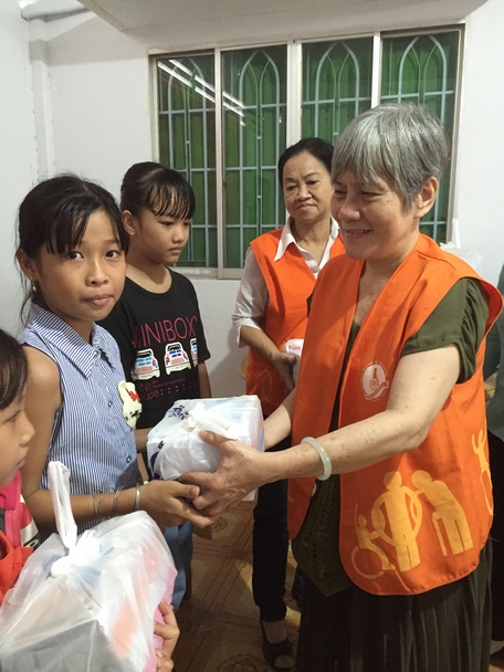 Bà Cao Thoại Bình- đại diện Quỹ phúc lợi xã hội Eden- trao tập cho học sinh xã Tân Quới.