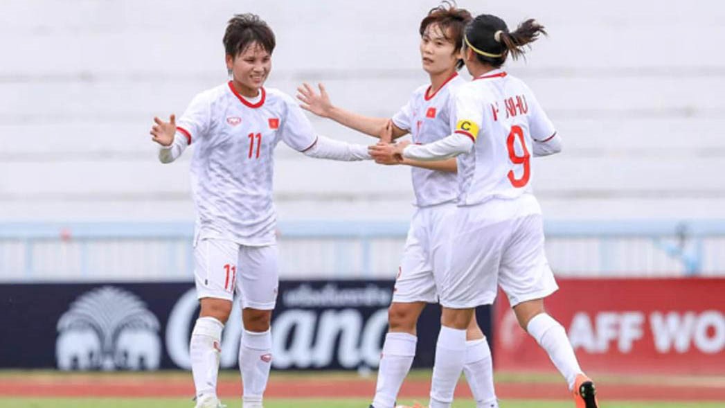 Niềm vui của các cô gái Việt Nam sau khi vượt qua trận bán kết. Ảnh: TT&VH