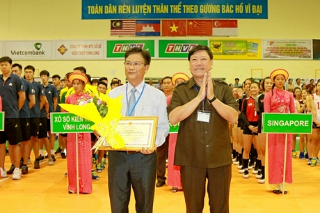 Ông Trần Văn Rón- Ủy viên BCH Trung ương Đảng- Bí thư Tỉnh ủy Vĩnh Long (phải) trao bằng khen cho đơn vị tài trợ chính- Đài Phát thanh- Truyền hình Vĩnh Long.