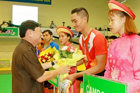 Bí thư Tỉnh ủy- Trần Văn Rón trao hoa và cờ lưu niệm cho các đội bóng tại lễ khai mạc.