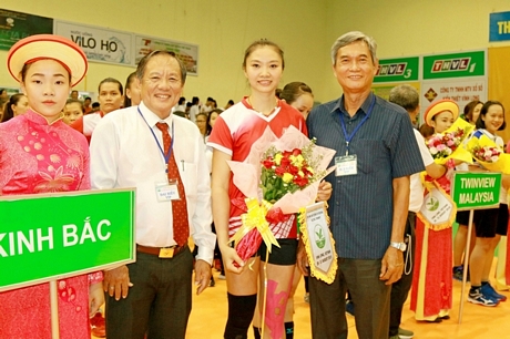 Ông Phạm Thành Lâm- Phó Chủ tịch Liên đoàn Bóng chuyền Việt Nam (phải) cùng ông Nguyễn Bách Khoa- Trưởng Ban Tuyên giáo Tỉnh ủy trao hoa, cờ lưu niệm cho các đội bóng tại lễ khai mạc.
