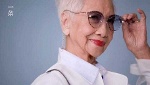 Cụ bà 96 tuổi vẫn tự tin trên sàn diễn, trở thành người mẫu già nhất châu Á