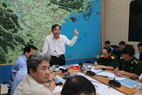 Bộ trưởng Bộ Nông nghiệp và phát triển nông thôn Nguyễn Xuân Cường yêu cầu các địa phương triển khai các biện pháp đảm bảo an toàn hồ đập, hạ du hồ chứa nhất là hồ, đập xung yếu, đang thi công và thủy điện nhỏ - Ảnh: CHÍ TUỆ
