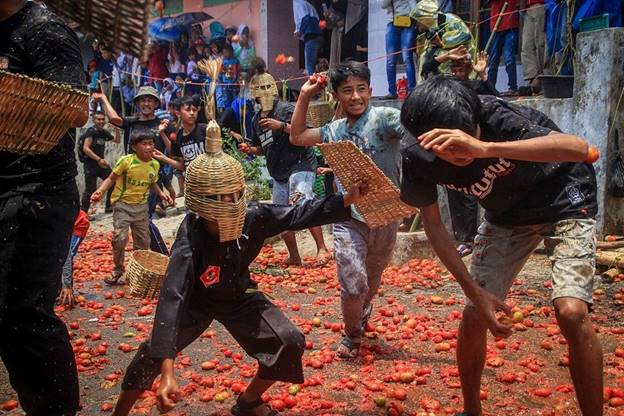 Người dân làng Cikareumbi tại thủ phủ Bandung của tỉnh Tây Java , Indonesia tham gia lễ hội cà chua. (Ảnh: CGTN)