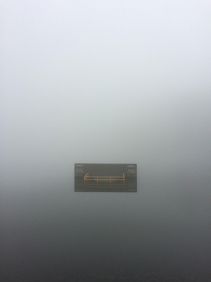 Sương mù bao phủ 1 hồ nước khiến biển cánh báo này trông như thể chìm vào một không gian vô tận không có bất kỳ thứ gì khác./.