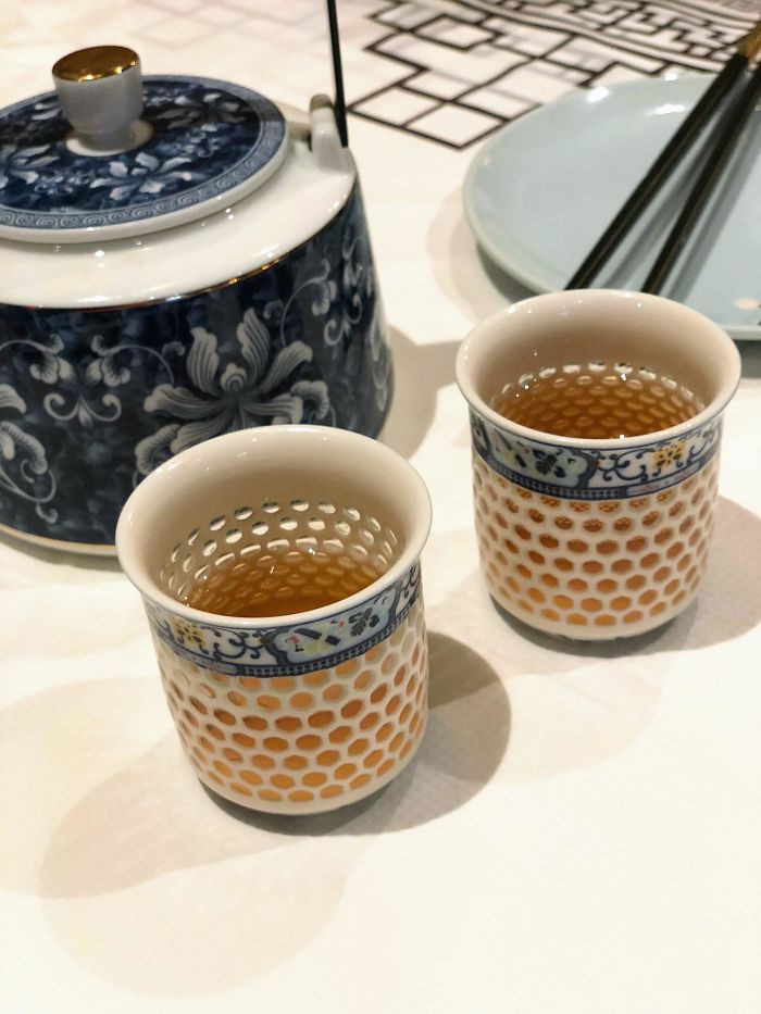 Những cốc trà này trông như thể có những lỗ tròn nhỏ ở bên trong.