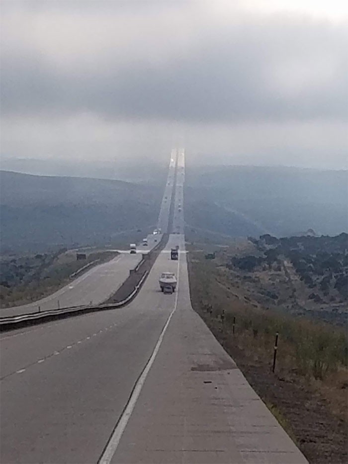  Đoạn đường trên tuyến I-80 ở Wyoming, Mỹ này trông như thể lối đi lên thiên đường.