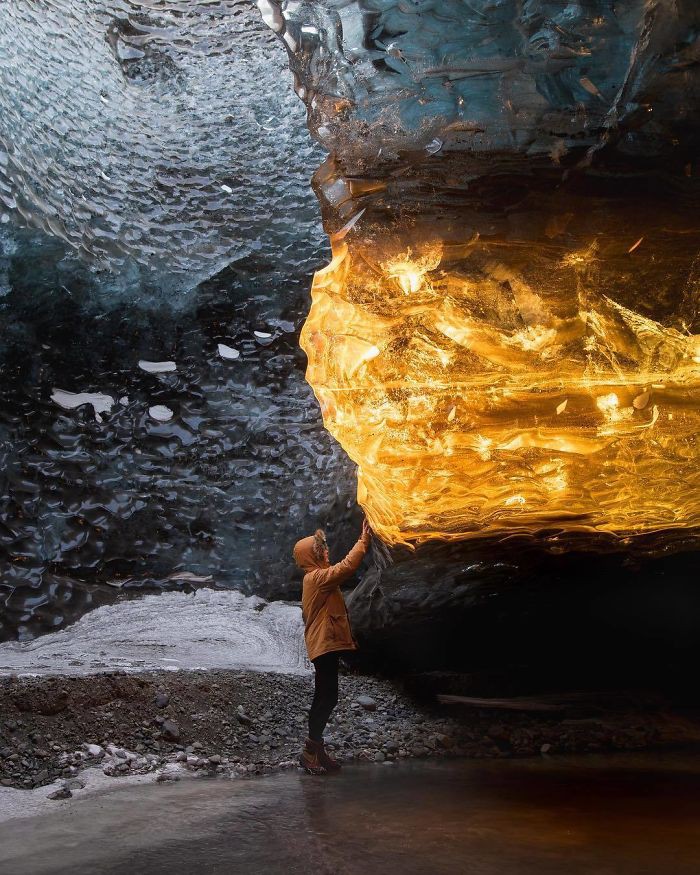 Những tia nắng mặt trời chiếu vào trong hang động khiến tảng băng này phát sáng như một khối hổ phách.