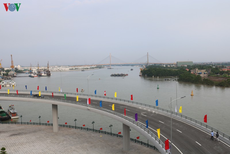 Từ cầu Hoàng Văn Thụ có thể ngắm trọn một góc thành phố Hải Phòng đang phát triển năng động, nhộn nhịp.