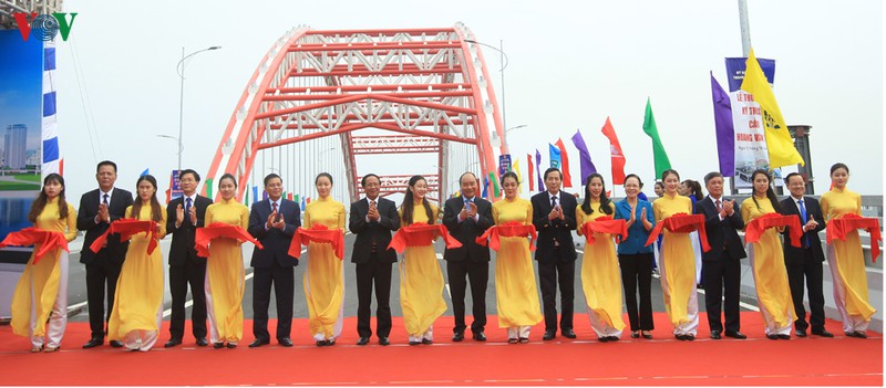 Thủ tướng Chính phủ Nguyễn Xuân Phúc và các đại biểu cắt băng thông xe kỹ thuật cầu Hoàng Văn Thụ - cây cầu có kiến trúc độc đáo, tạo ra sự khác biệt với các cây cầu khác qua sông Cấm (thành phố Hải Phòng).