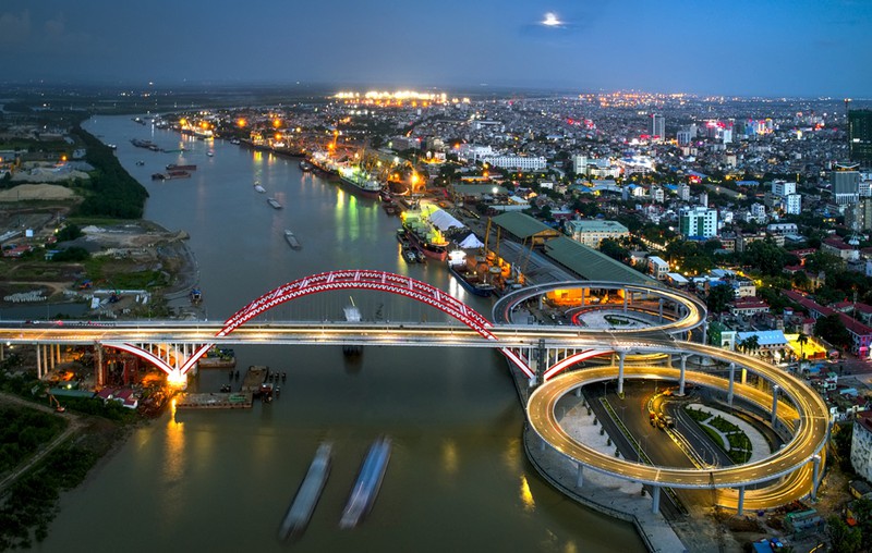 Khởi công tháng 1/2017, Cầu Hoàng Văn Thụ có tổng vốn đầu tư 2.173 tỷ đồng. Cầu dài hơn 1,5km với nhịp chính dài nhất tới 200m, nối quận Hồng Bàng với huyện Thủy Nguyên của thành phố Hải Phòng. (Ảnh: Hồng Phong)
