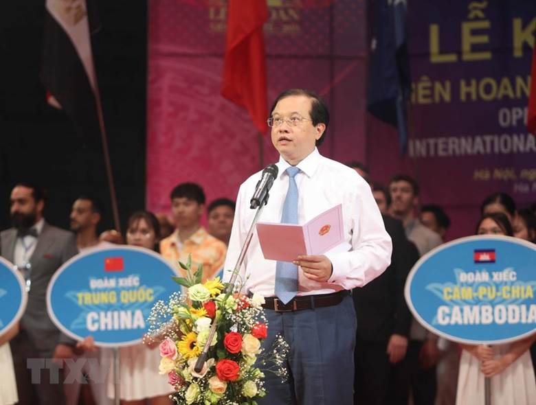  Thứ trưởng Bộ Văn hóa, Thể thao và Du lịch Tạ Quang Đông phát biểu khai mạc liên hoan. (Ảnh: Thanh Tùng/TTXVN)