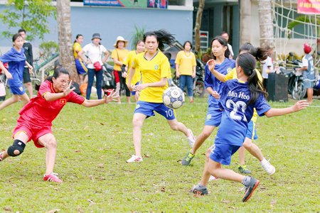 Pha tranh bóng trong trận chung kết giữa đội Phường 5 (áo xanh) gặp Trường Mầm non Tuổi Xanh 2.