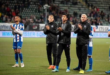 Đoàn Văn Hậu cùng toàn đội Heerenveen đi cảm ơn khán giả sau trận thắng AZ. (Ảnh: Heerenveen). 
