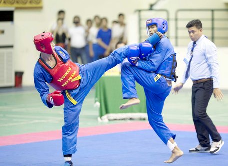 Nguyễn Đạt Duy Long (giáp đỏ) thi đấu tại giải.