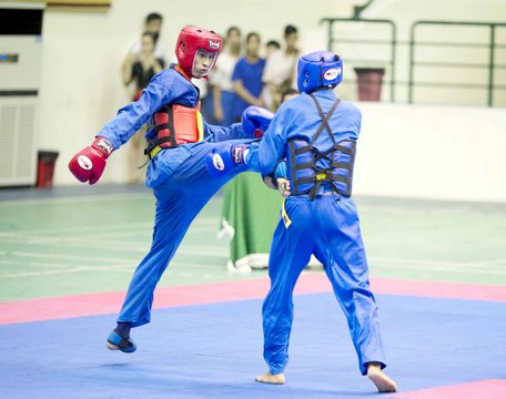 Bạch Tấn Phát (giáp đỏ) thi đấu tại giải.