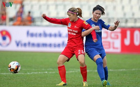 Sự vắng mặt của trung vệ Lan Anh (áo xanh) là tổn thất không nhỏ của U19 nữ Việt Nam trước thềm VCK U19 nữ châu Á 2019. (Ảnh: Hồng Ngọc). 