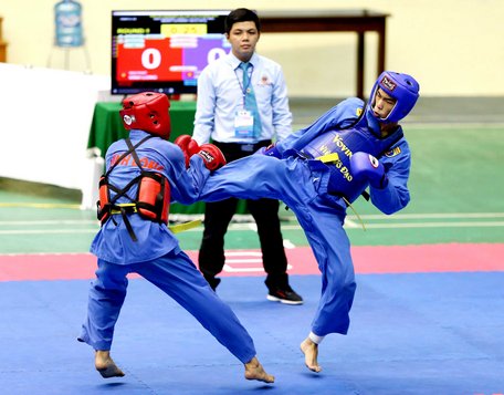  Bạch Tấn Phát (Vĩnh Long, trái) trong trận đấu hạng cân 60kg nam.