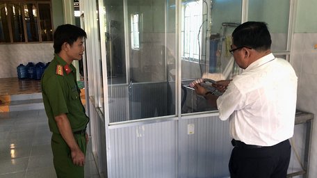 Đoàn kiểm tra cơ sở vật chất của cơ sở sản xuất nước Tân Vạn Thành.