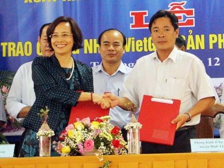 Tập đoàn Việt Phúc và Phòng Kinh tế hạ tầng huyện Bình Tân ký biên bản ghi nhớ xây dựng hệ thống liên kết thu mua, phân phối, xuất khẩu khoai lang Bình Tân.
