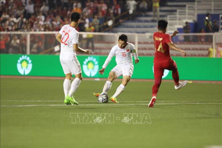 Phút 59, Hùng Dũng chớp thời cơ đệm lòng nâng tỷ số lên Việt Nam 2-0 Indonesia. 