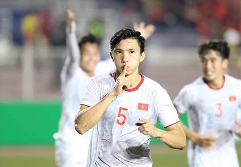Đoàn Văn Hậu ăn mừng bàn thắng thứ 3 vào lưới đội Indonesia. 
