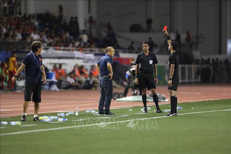 Huấn luyện viên Park Hang Seo nhận thẻ đỏ ở những phút cuối của trận đấu. 