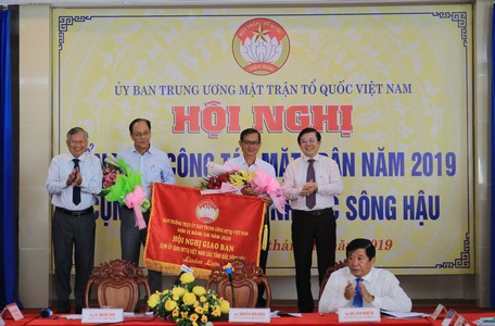 Tặng hoa cho cụm trưởng, cụm phó Cụm thi đua MTTQ Việt Nam các tỉnh Bắc sông Hậu năm 2020.