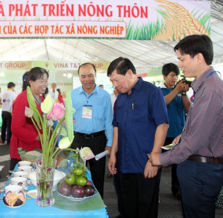 : Ông Trần Văn Rón- Bí thư Tỉnh ủy đến tham dự hội thi.