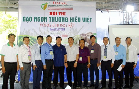 Ông Trần Văn Rón- Bí thư Tỉnh ủy đến tham dự hội thi.