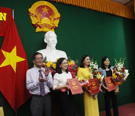 Phó Chủ tịch Thường trực UBND tỉnh- Lê Quang Trung trao quyết định bổ nhiệm cho các đồng chí: Phạm Thị Nở, Đoàn Hồng Hạnh và Hồ Thị Thu Hằng.