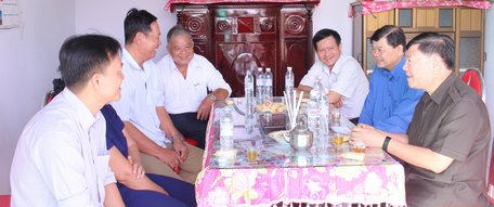 Bí thư Tỉnh ủy Trần Văn Rón thăm gia đình thương binh Dương Ngọc Quang (xã Trung Thành- Vũng Liêm)