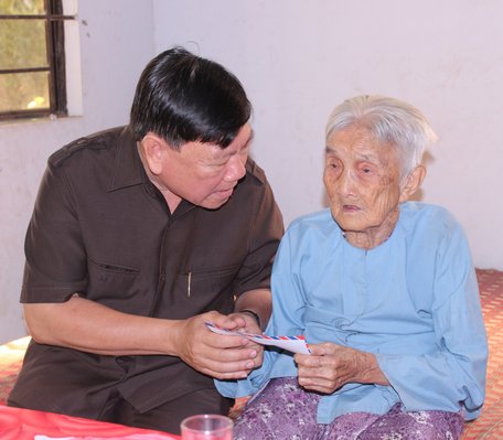 Bí thư Tỉnh ủy Trần Văn Rón thăm, tặng quà cho bà Đoàn Thị Sẻ- mẹ liệt sĩ Nguyễn Văn Đông (xã Trung Ngãi- Vũng Liêm)