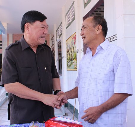 Bí thư Tỉnh ủy Trần Văn Rón  thăm gia đình thương binh Nguyễn Văn Hoàng (xã Trung An- Vũng Liêm)