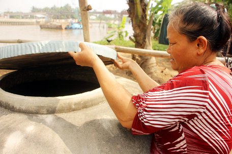 Bà Nguyễn Thị Thu Cúc (xã Trung Thành Đông- Vũng Liêm) sử dụng nước mưa dự trữ thay cho nước máy vì ảnh hưởng xâm nhập mặn.