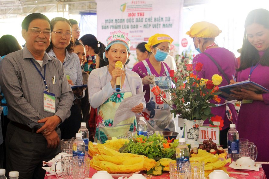  Phó Chủ tịch UBND tỉnh- ông Trần Hoàng Tựu cùng ban giám khảo chấm điểm tại phần thi của đơn vị huyện Trà Ôn với món bánh xèo.