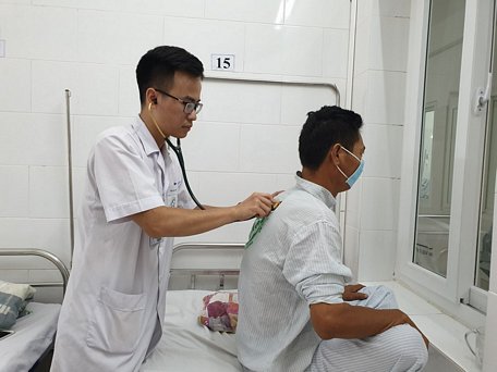 Khám cho bệnh nhân tại Trung tâm bệnh Nhiệt đới, Bệnh viện Bạch Mai. (Ảnh: T.G/Vietnam+)