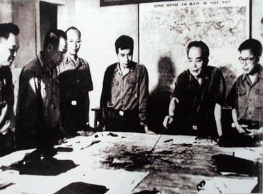 Đại tướng Võ Nguyên Giáp cùng các đồng chí Quân ủy Trung ương đang theo dõi diễn biến Chiến dịch Hồ Chí Minh năm 1975. Nguồn Trung tâm Lưu trữ quốc gia III, PCB.