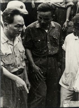 Đại tướng Võ Nguyên Giáp kiểm tra trận địa pháo ở Hà Tây, năm 1968. Nguồn Trung tâm Lưu trữ quốc gia III, tài liệu ảnh Phông Nguyễn Bá Khoản, SLT 972 - 1024.