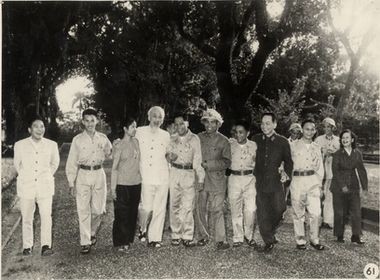 Chủ tịch Hồ Chí Minh, Phó Thủ tướng Chính phủ Phạm Hùng và Đại tướng Võ Nguyên Giáp cùng Đoàn đại biểu anh hùng và dũng sĩ Quân giải phóng miền Nam ra thăm miền Bắc, năm 1965. Trung tâm Lưu trữ quốc gia III, tài liệu ảnh 1954 - 1985, SLT 1495.