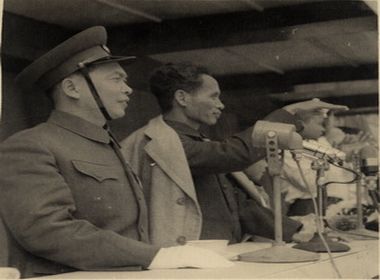 Nhân dân Hà Nội kỷ niệm ngày 1/1/1955: Phó Thủ tướng Phạm Văn Đồng và Đại tướng Võ Nguyên Giáp trên lễ đài. Nguồn Trung tâm Lưu trữ quốc gia III, tài liệu ảnh phông Bộ Ngoại giao, SLT 3328 - 2687.