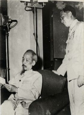 Chủ tịch Hồ Chí Minh gặp đồng chí Võ Nguyên Giáp ở Bắc Bộ Phủ, tháng 10/1954. Nguồn Trung tâm Lưu trữ quốc gia III, tài liệu ảnh Nguyễn Bá Khoản, SLT 763 - 46.