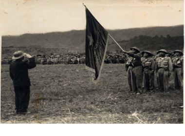 Đại tướng Võ Nguyên Giáp trao cờ quyết chiến quyết thắng cho những đơn vị có nhiều thành tích nhất trong chiến dịch Điện Biên Phủ, năm 1954. Nguồn Trung tâm Lưu trữ quốc gia III, Tài liệu ảnh Phông Bộ Ngoại giao, hồ sơ 3297 – 2955.