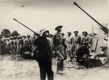 Đại tướng Võ Nguyên Giáp duyệt các đơn vị pháo cao xạ chuẩn bị chiến dịch Điện Biên Phủ, năm 1954. Nguồn Trung tâm Lưu trữ quốc gia III, tài liệu ảnh phông Bộ Ngoại giao, SLT 3107 - 2765.